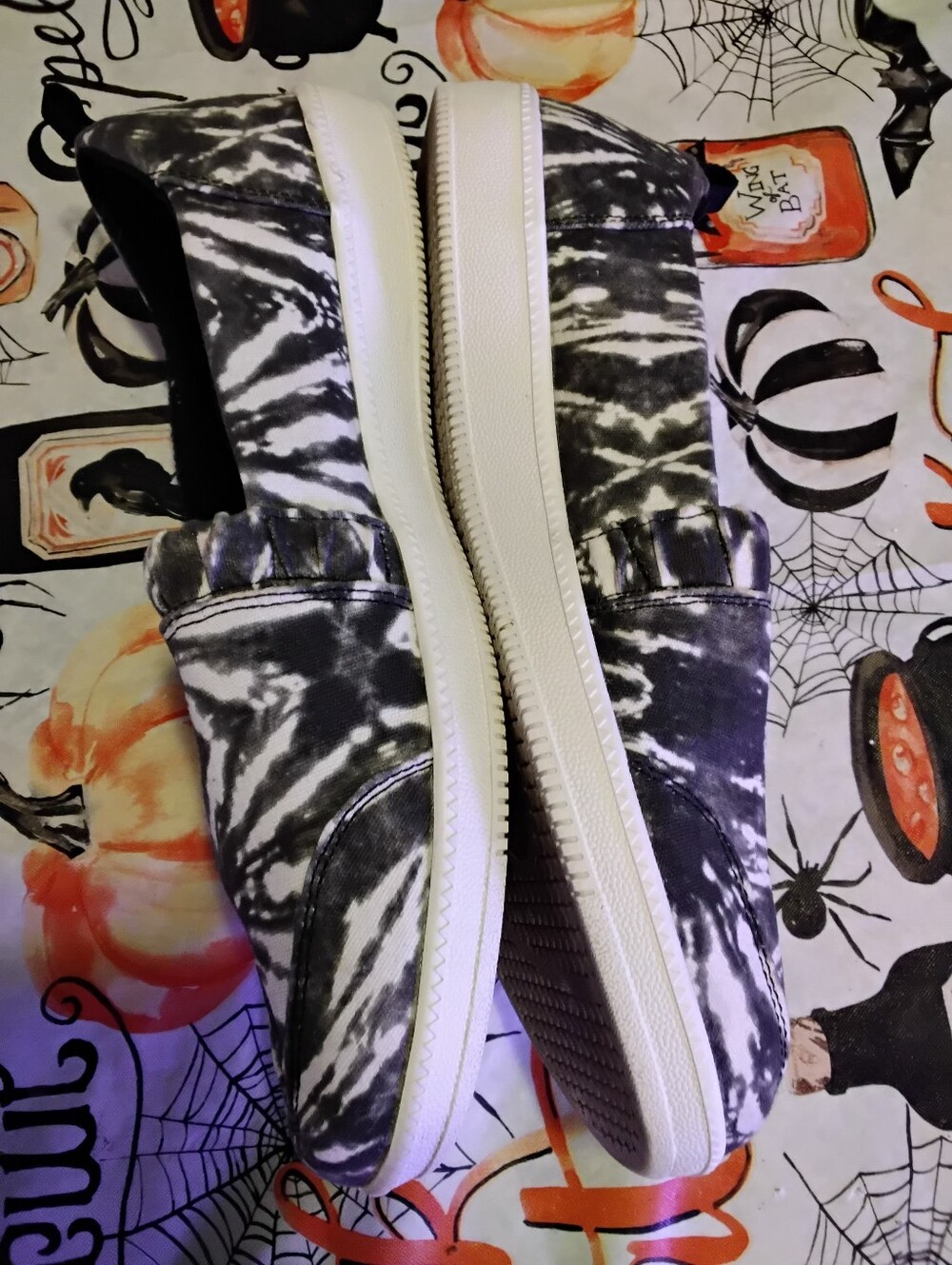 Skechers Women's size 9.5 9 1/2 Wide Fit Memory Foam Slip-On Shoes Tye Dye black